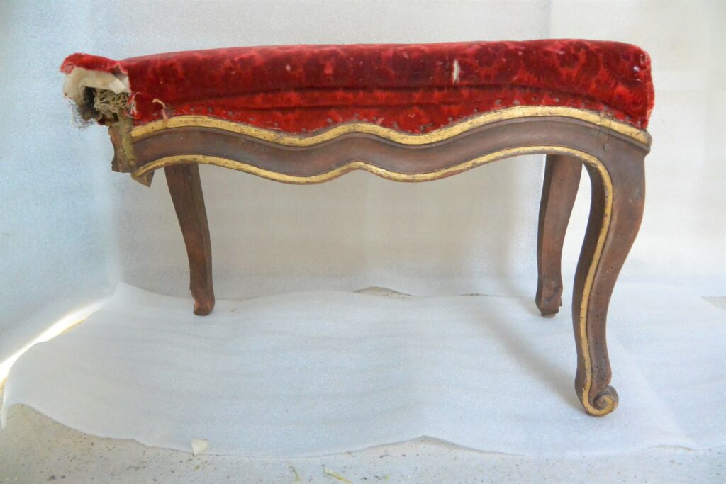 Réparer un tabouret Louis XV meuble ancien